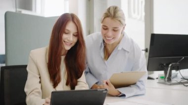 Şirket ortamındaki iş kadınları takım toplantılarında işbirliği yapar, fikirleri paylaşır ve verimli ve başarılı bir şekilde projeleri gerçekleştirmek için dinamik bir çalışma alanında birlikte çalışırlar.