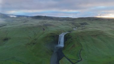 İzlanda 'nın güzel manzaralarını keşfedin, şelalelerden yeşil manzaralara kadar, büyüleyici dron görüntüleri doğanın dingin güzelliğini yakalar. Bu manzaralı yerde destansı bir maceraya başla.