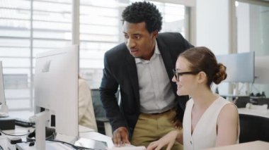 Ofis çalışanları müreffeh bir iş toplantısına katılarak, takım çalışması ve çeşitliliği gösteriyorlar. Çağdaş bir çalışma alanındaki genç şirket çalışanları stratejileri koordine ediyorlar