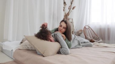 Hafifçe aydınlatılmış bir yatak odasında, bir çift huzurlu ve sevgi dolu bir ana değer verir, sevgi ve samimiyet yayar. Yakınlık, rahatlık ve aile saadeti temaları için idealdir.