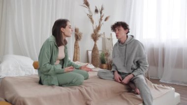 Sıcak bir odada, yatakta hararetli tartışmalar yapan, duygularını ifade eden ve ilişkilerini tartışan bir çift..