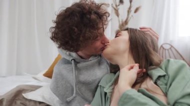 Bir çift evlerinde nazik ve şefkatli bir anın tadını çıkarıyor. İlişkilerinde samimiyet ve sevgiyi ifade ediyorlar.