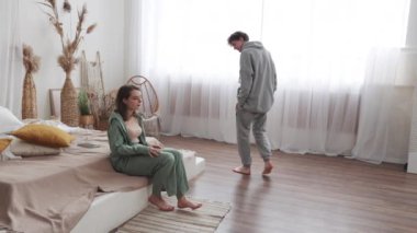 Rahat giyimli iki birey, rahat ve iyi dekore edilmiş bir evde tesadüfen karşılaşırlar..