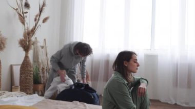 Evde erkek gibi oturan bir kadının gergin atmosferi ilişkilerinde anlaşmazlık ya da ayrılık olduğunu gösteriyor.