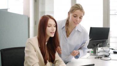 Başarılı genç iş adamları bir şirket toplantısına katıldı, planlar tartıştılar ve bir ofis ortamında birlikte çalıştılar. Çeşitli şirket çalışanları fikir ve stratejilerini paylaşıyor..