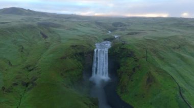 Seri çekimler İzlanda Skogafoss şelalesinin dramatik güzelliğini yakalar, geniş arazide kıvrılan bir nehirle yemyeşil bir alana kurulmuştur. Skogar yakınlarındaki İzlanda 'da inanılmaz bir gün doğumu çekimi. 