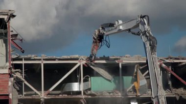 Yıkım makinesi zemini parçalara ayırıp yere atıyor. İspanya 'nın Barcelona kentindeki yıkılmış binayı yıkan güçlü bir kazıcı pençesi. Yüksek kalite 4k görüntü