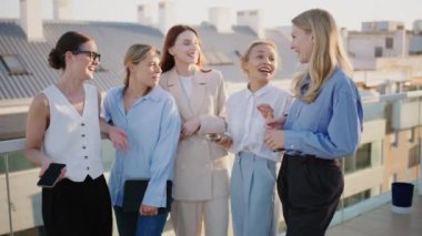 Bir grup hırslı genç kadın, birlikte çalışma, güçlendirme, yaratıcılık ve etkili takım çalışmalarına bağlılıklarını gösteren ilham verici bir iş ortamında bir araya geliyor.