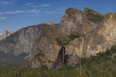 Gün batımında Yosemite Ulusal Parkı 'nın nefes kesen güzelliğini tecrübe edin. Görkemli uçurumların canlı gökyüzü ile buluştuğu ve tüm ziyaretçiler ve doğa severler için hayranlık uyandıran bir manzara sağladığı yer.