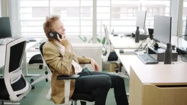 Ofis sahnesinde genç bir profesyonel iş görüşmesinde takım çalışmasını ve kurumsal atmosferi ön plana çıkarıyor. Temel temalar kariyer, işbirliği, iletişim, şirket kültürü