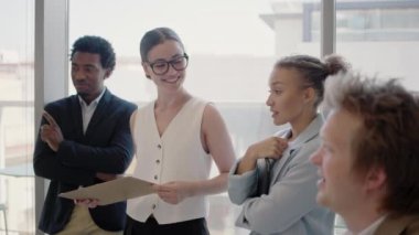 Dinamik bir kurumsal ortamda, genç profesyoneller üretkenliği artırmak ve yeniliği teşvik etmek amacıyla şirket toplantıları sırasında beyin fırtınası, takım işbirlikleri ve çeşitli tartışmalara girişirler.