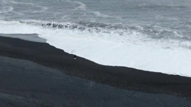 Havadan çekilen fotograflar İzlanda 'daki vurucu siyah kumlu sahili gösteriyor. Güçlü dalgalar bu eşsiz kıyı manzarasında doğanın saf güzelliğini ve gücünü vurguluyor.