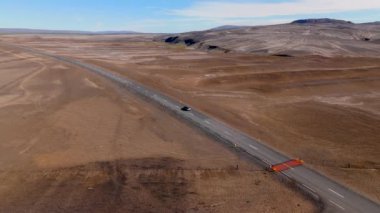 İzlanda manzaralarının doğal güzelliği çarpıcı hava çekimlerinde sergileniyor, geniş açık yollarını ve geniş arazisini sinematik manzaralarda yakalıyor, nefes kesici manzaraları gözler önüne seriyor.