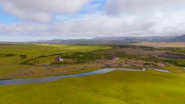 İzlanda 'nın nefes kesici doğal güzelliğini gösteren muhteşem hava görüntüleri, bir dron tarafından çekildi. Sinema çekimlerinde geniş yeşil alanlar, sakin nehirler ve görkemli dağlar sergileniyor..