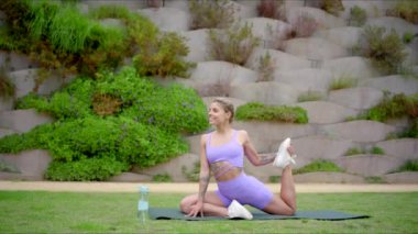 Formda, güzel bir kadın yoga pozisyonunda dengede durur, atletizmini ve saadetini doğa huzuruyla çevrili, barışçıl bir ortamda gösterir.