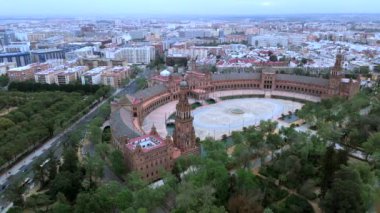 İspanya, Sevilla 'nın çarpıcı hava manzarası, güzel bir şekilde sembolik boğa halkası, canlı şehir manzarası, ve bölgeyi çevreleyen yemyeşil, zengin kültür ve mimarisini ön plana çıkarıyor.