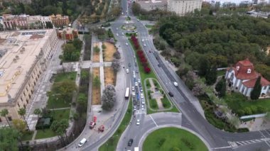 Sevilla 'nın bu nefes kesen hava fotoğrafı İspanya' nın güneyindeki bu olağanüstü şehri tanımlayan karmaşık şehir yolları, yemyeşil ve canlı manzaraları güzel bir şekilde gözler önüne seriyor.