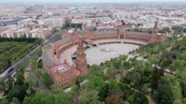 Bu çarpıcı hava aracı perspektifi, sembolik Plaza de Toros 'u vurguluyor. Lüks yeşillikler ve renkli kentsel manzaralar arasında yer alan ve Sevilla' yı böylesine canlı bir şehir yapan...