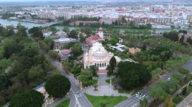 İspanya 'nın güzel şehri Sevilla' nın çarpıcı bir hava görüntüsü. Yeşillik, tarihi mimari ve dolambaçlı nehirlerini gözler önüne seriyor.