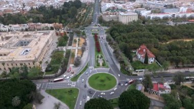 Sevilla 'nın bu çarpıcı hava drone görüntüsü güzel bir şekilde çevresi verimli yeşilliklerle çevrili dairesel bir kesişme gösteriyor ve çarpıcı bir şehir mimarisi sergiliyor.