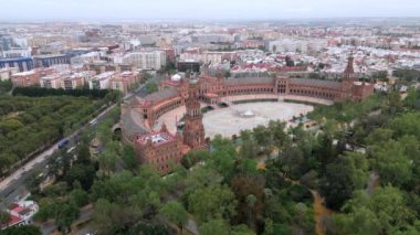 Sevilla 'nın eşsiz ve karmaşık mimarisinin özünü yakalayan nefes kesici, canlı şehir yaşamına ve enerji soluyan şaşaalı parklarına tanık olun.