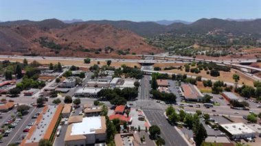 Hava görüntüsü Los Angeles 'ta bulunan ve etkin bir şekilde dolambaçlı sokaklar, büyüleyici evler ve Freeway kavşağını gösteren pitoresk bir banliyö mahallesini gösteriyor. 
