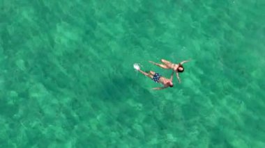 Güneşin doğuşunun ya da batışının dingin güzelliğine dalın Oahu 'nun büyüleyici turkuaz sularını aydınlatırken, yüzücülerin nefes kesici ve resimli manzaralardan zevk aldıkları yerde.