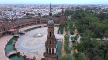 Hava aracı görüntülerinde Sevillas mimari zarafeti, yemyeşil yeşillik, tarihi binalar ve karmaşık plazalar ön plana çıkarak, kentin canlı karakterini ve zengin tarihini gözler önüne seriyor.
