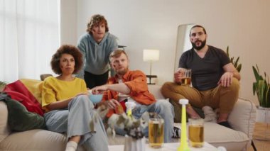 Alman taraftarlar TV 'de maç izleyip bira içerek Almanya takımına tezahürat yapıyorlar. Avrupa ve Dünya Futbol Kupası 2026 ABD, Kanada, Meksika. Paris Oyunları, Spor ve futbol fanatikleri. Yavaş Hareket