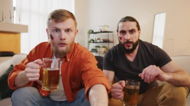 Alman taraftarlar TV 'de maç izleyip bira içerek Almanya için tezahürat yapıyorlar. Avrupa Almanya ve Dünya Futbol Kupası 2026 ABD, Kanada, Meksika. Spor ve futbol hayranları. Yavaş Hareket