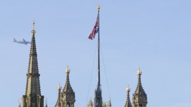 Westminster 'ın göz kamaştırıcı simgelerini keşfedin, mesela Büyük Ben ve muhteşem Londra Gözü, Birleşik Krallık' ın zengin kültürel ve tarihi mirasını görkemli bir şekilde gözler önüne seriyor.