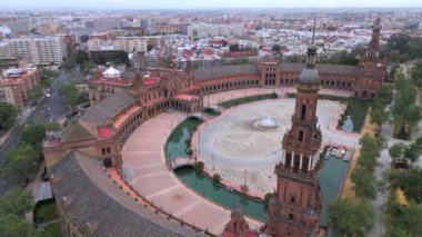 Sevilla 'nın nefes kesici hava manzaraları, tarihi mimarisini, yemyeşil ve canlı şehir yaşamını gözler önüne seriyor. Bu ikonik İspanyol şehrinin cazibesini yukarıdan keşfedin.