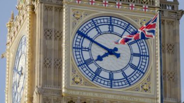 Londonlar 'ın en ikonik simgelerini keşfetme fırsatını yakalayın. Bu işaretler arasında ünlü Big Ben, çarpıcı Londra gözü ve Westminster bölgesi de var.