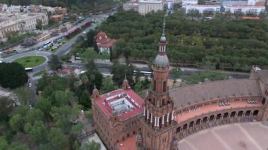 Sevilla 'nın bu gökyüzü manzarası yeşil alanları ve tarihi mimarisini ön plana çıkarıyor, tüm dünyada sayısız ziyaretçinin ilgisini çeken şehirlerin zengin kültür mirası ve cazibesini gözler önüne seriyor.