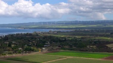 Oahu Adası 'nın yemyeşil, görkemli dağlarını ve şafak veya alacakaranlıkta sakin manzaralarını gösteren bir hava görüntüsü güzelliğini takdir eden herkes için macera ve keşif niteliğindedir, Hawaii. ABD