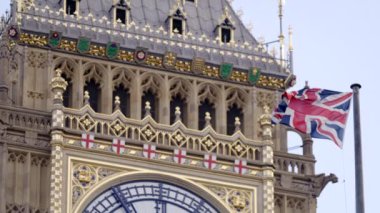 Londonlar 'ı, Big Ben, London Eye ve ziyaretçileri zengin kültürünü ve tarihini yaşamaya davet eden Westminster' ın canlı tarihi atmosferini keşfedin.