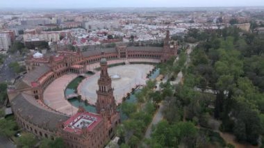 Sevilla 'daki Plaza de Espaa' nın çarpıcı hava manzarası mimari güzelliğini ve bereketli çevresini gözler önüne seriyor.