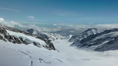 Piz Gloria 'nın nefes kesici kış manzarasını keşfedin, Schilthorn, karla kaplı dağlar ve sakin vadilerle maceracılar için mükemmel bir dağ cenneti