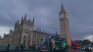 London, BİRLİK KINGDOM - 9 Mart 2024. Big Ben ve Westminster 'ın çarpıcı manzarası Londonların zengin tarihini ve verimli ulaşımını ön plana çıkarıyor. 