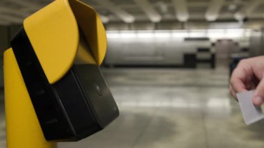 Bu resim modern bir metro bileti bariyerini yakalıyor, bir metro istasyonunun geniş ve dikkate değer boş bir alanındaki zarif ve sofistike tasarımını vurguluyor, kentsel ulaşım özelliklerini vurguluyor.