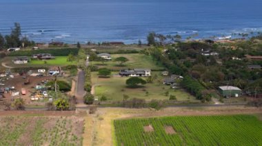 Oahu Adası 'nın yemyeşil, görkemli dağlarını ve şafak veya alacakaranlıkta sakin manzaralarını gösteren bir hava görüntüsü güzelliğini takdir eden herkes için macera ve keşif niteliğinde. Hawaii mi? ABD