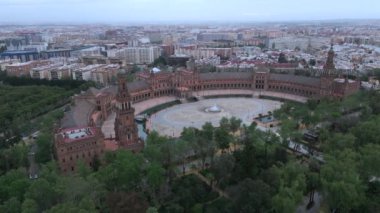 Plaza de Espaa 'nın çarpıcı insansız hava aracı görüntüsü dairesel mimarisini ve İspanya' nın Sevilla kentindeki verimli çevresini gözler önüne seriyor.