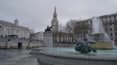 London, BİRLİK KINGDOM - 9 Mart 2024. Londra, Westminster 'da yağmurlu bir gün, ikonik mimarisini, çeşmelerini ve heykellerini sergiliyor, şehirlerin zengin kültürel mirasını ve geçmişinin altını çiziyor.