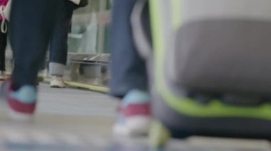 Bu dinamik sahnede, yayalar hareketli ve hareketli bir geçiş ortamı içinde, şehir seyahati ve ulaşımla ilgili enerjiyi güzel bir şekilde gösteriyorlar.
