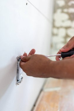 Becerikli bir inşaat işçisi, bir ev yenileme projesi sırasında duvarda özenle gerekli onarımları yaparken görülüyor. Bu da uzmanlıklarını ve kaliteli iş yapma konusundaki kararlılıklarını gözler önüne seriyor.