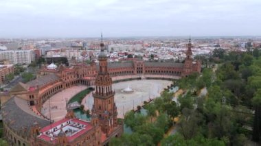 Bu nefes kesen hava görüntüsü, İspanya 'nın Sevilla kentinin çarpıcı özünü güzel bir şekilde yakalıyor. Şehri çevreleyen yemyeşil yeşilliğin yanında olağanüstü mimarisini de vurguluyor.