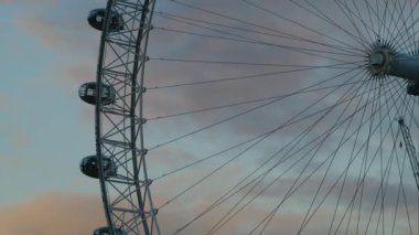 Londra 'nın ikonik Londra Gözü ve tarihi Big Ben gibi canlı manzaraları keşfedin. Yılda milyonlarca ziyaretçinin ilgisini çeken zengin kültür ve tarihe dalın.
