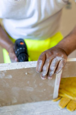 Kendini adamış bir inşaat işçisi, herkesi büyüleyen karmaşık bir ev yenileme projesinde istisnai beceri ve zanaatkarlık sergileyerek çeşitli materyalleri ustalıkla deliyor.