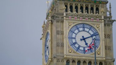 Big Ben, Westminster Abbey ve London Eye gibi Londons simgelerini araştırın. Şehirlerin zengin tarihine ve canlı kültürüne dalmak maceranız sırasında unutulmaz anılar yaratmak.