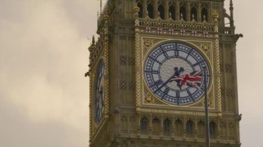 Big Ben 'in nefes kesici mimarisini ve Londra' daki Westminster Abbey, London Eye ve şehri birbirine bağlayan karmaşık metro sistemi gibi diğer ünlü yapıları araştırın.